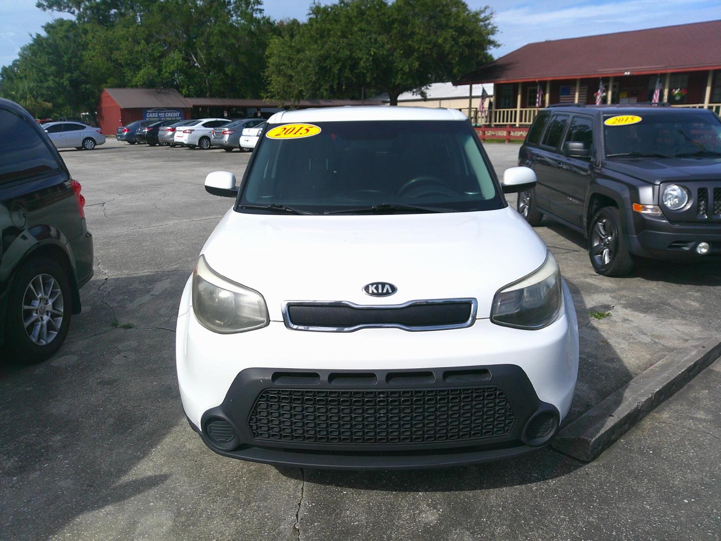 2015 WHITE KIA SOUL BASE (KNDJN2A2XF7) , located at 1200 Cassat Avenue, Jacksonville, FL, 32205, (904) 695-1885, 30.302404, -81.731033 - Photo#0